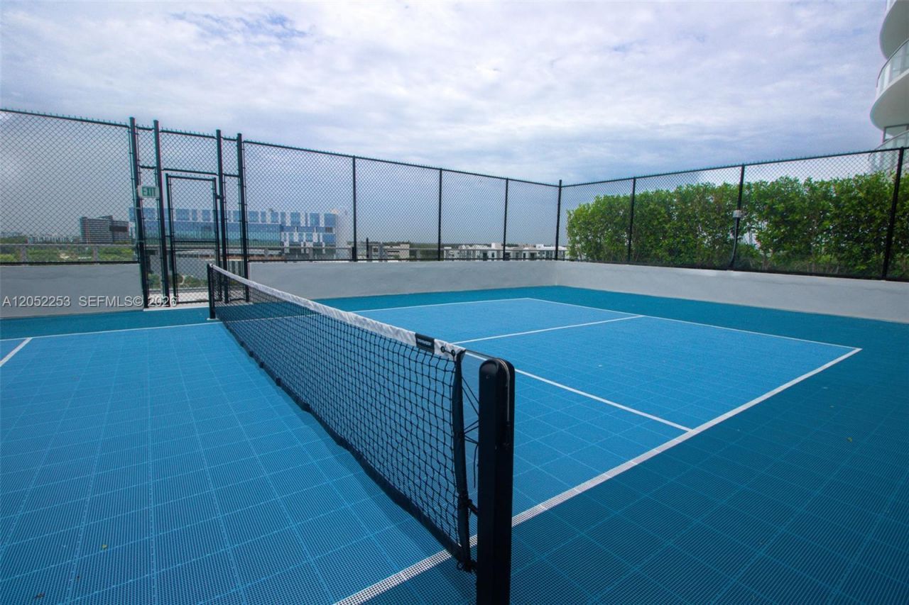 2411 Laguna Circle, Unit 1704, North Miami, FL 33181 Photo