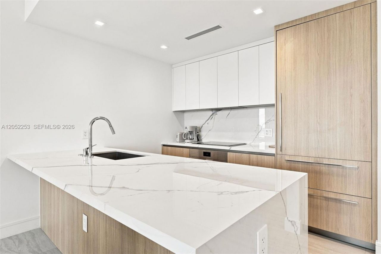 2411 Laguna Circle, Unit 1704, North Miami, FL 33181 Photo