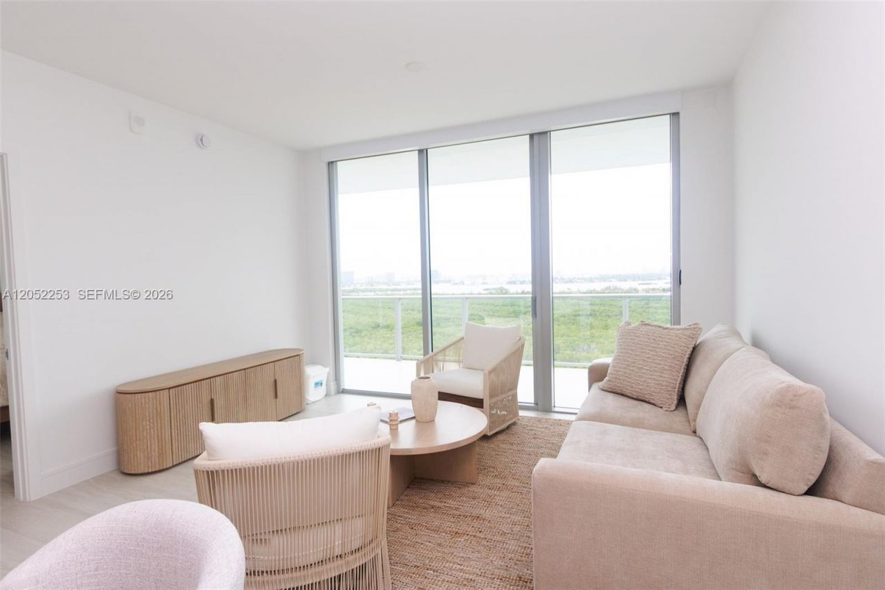 2411 Laguna Circle , Unit 1704, North Miami, FL 33181 Photo