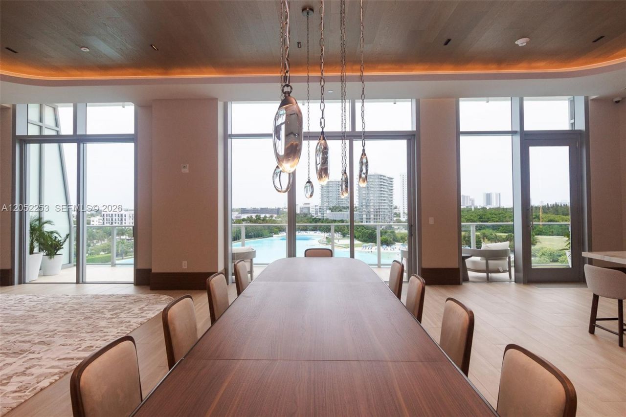 2411 Laguna Circle, Unit 1704, North Miami, FL 33181 Photo