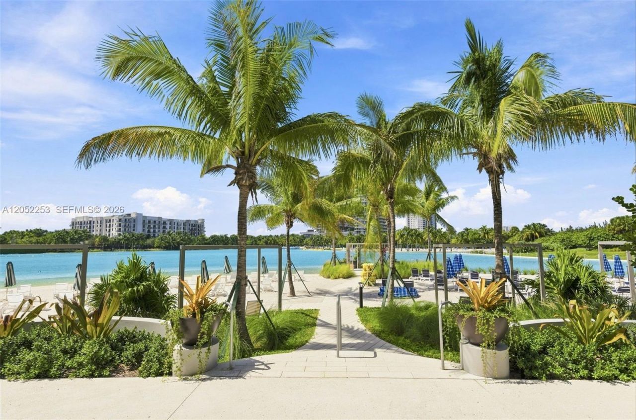 2411 Laguna Circle, Unit 1704, North Miami, FL 33181 Photo
