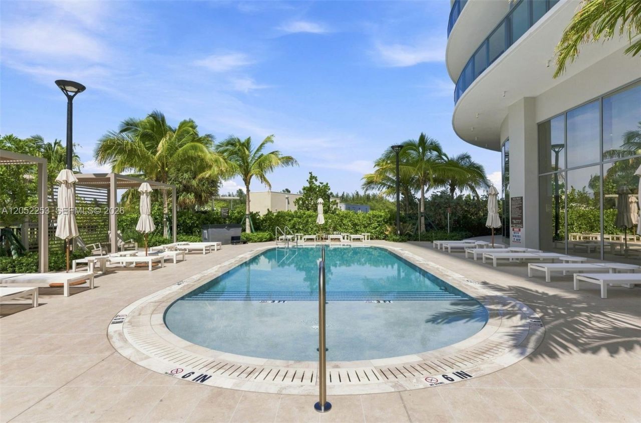 2411 Laguna Circle, Unit 1704, North Miami, FL 33181 Photo