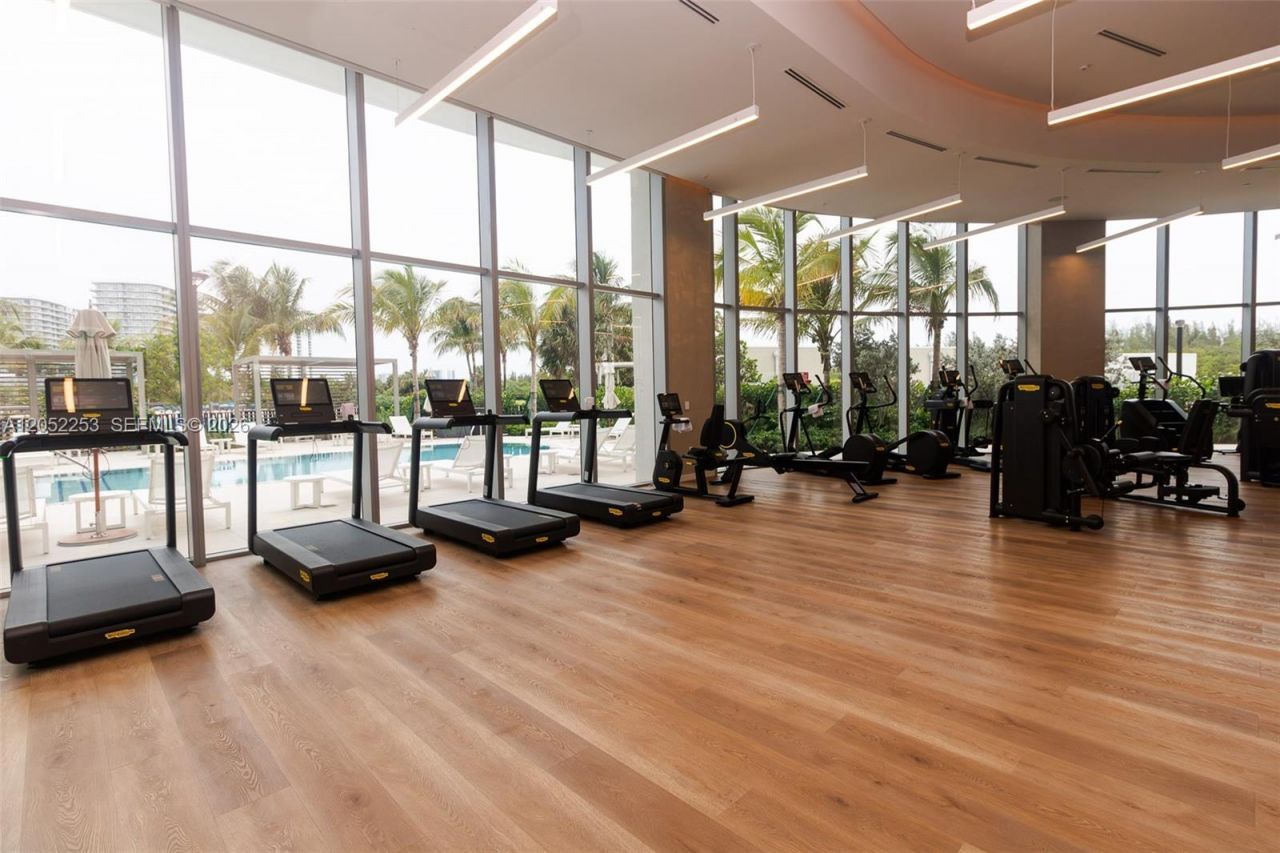 2411 Laguna Circle, Unit 1704, North Miami, FL 33181 Photo
