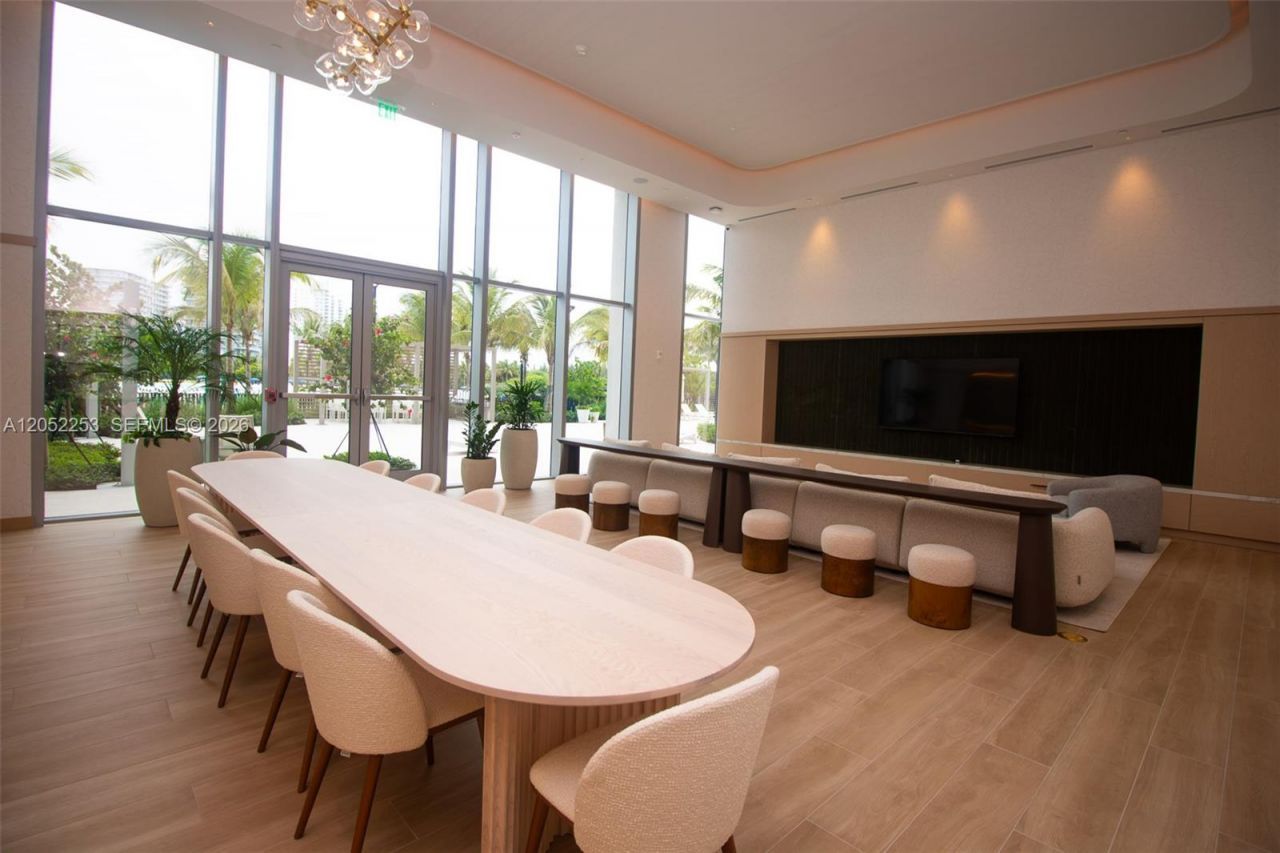 2411 Laguna Circle, Unit 1704, North Miami, FL 33181 Photo