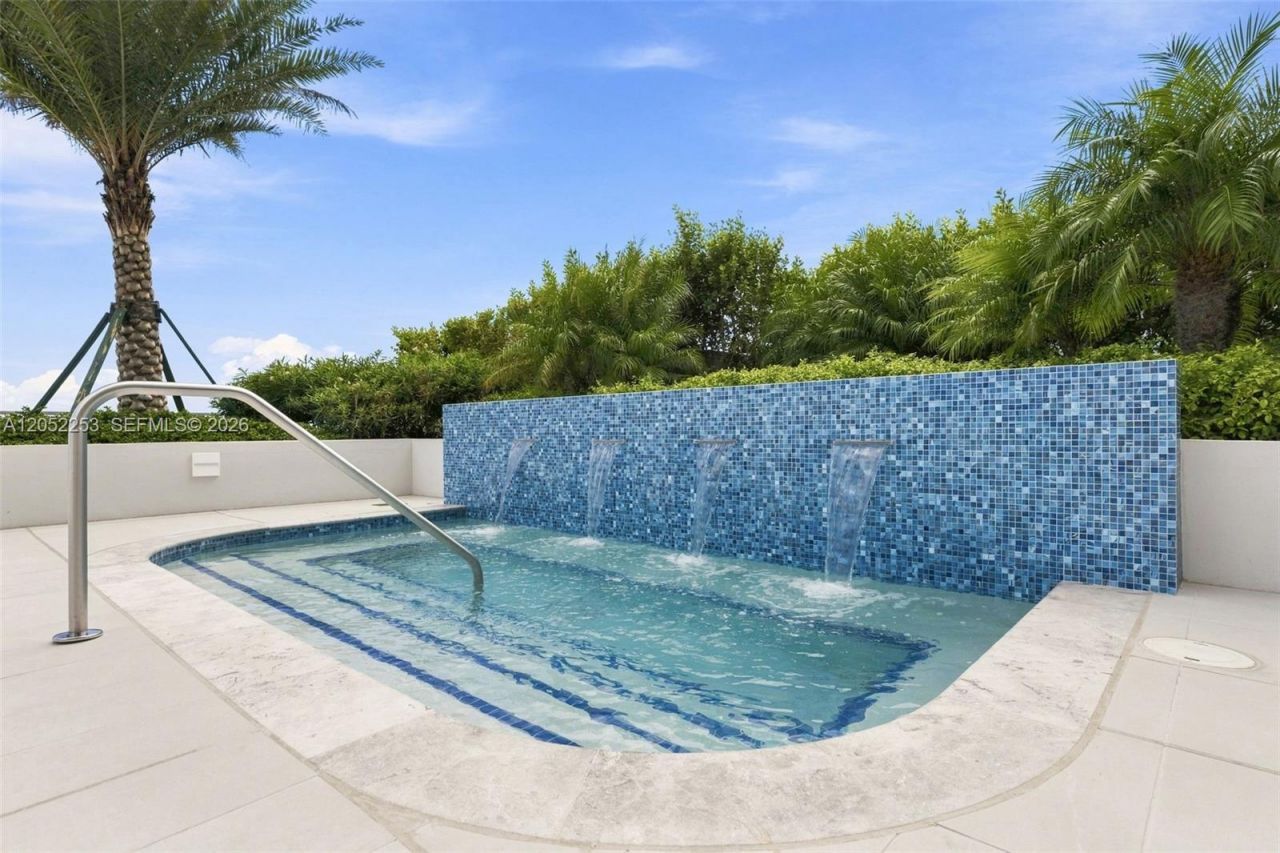 2411 Laguna Circle, Unit 1704, North Miami, FL 33181 Photo