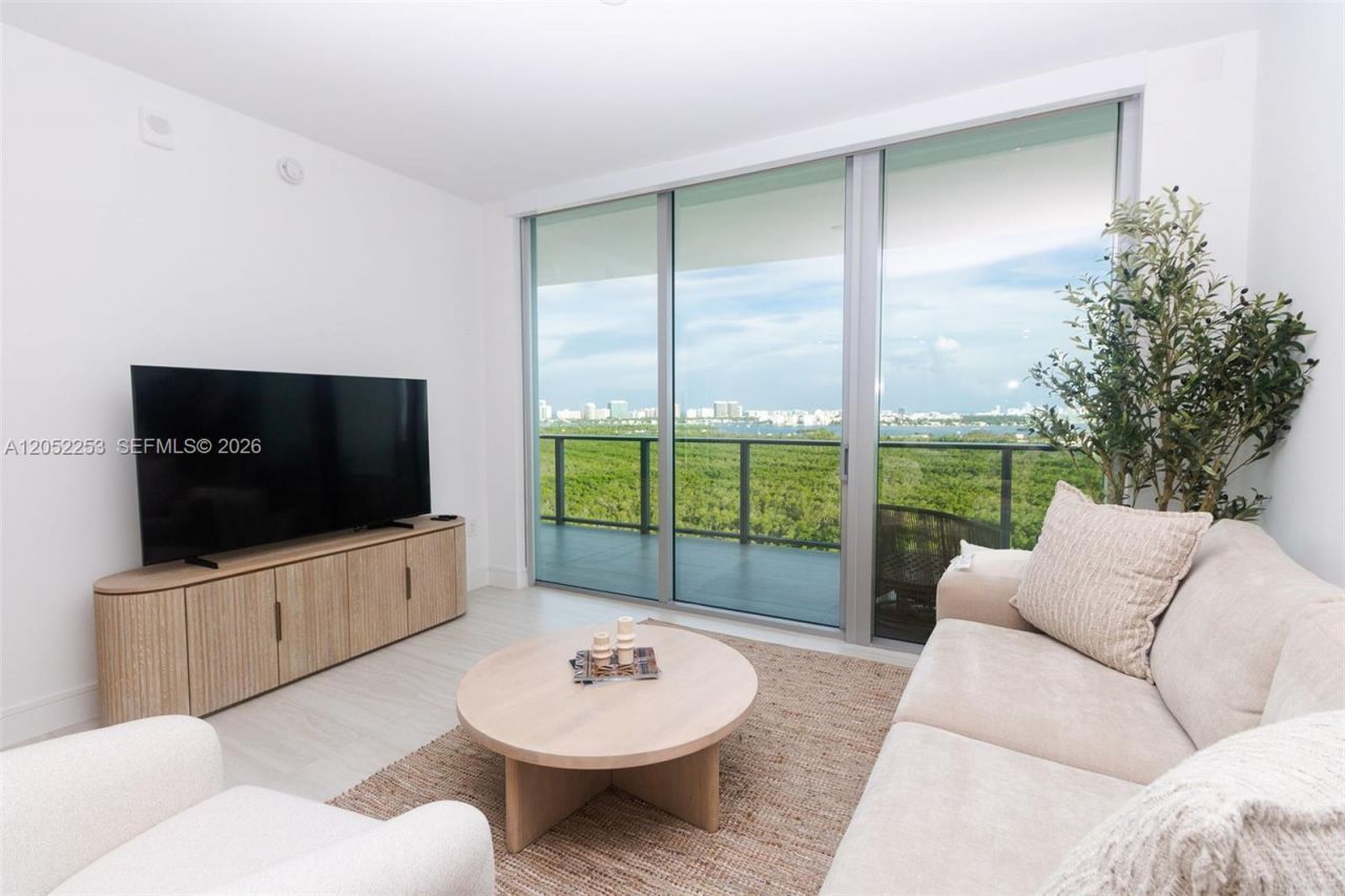 2411 Laguna Circle, Unit 1704, North Miami, FL 33181 Photo