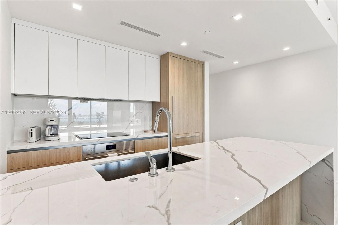 2411 Laguna Circle, Unit 1704, North Miami, FL 33181 Photo