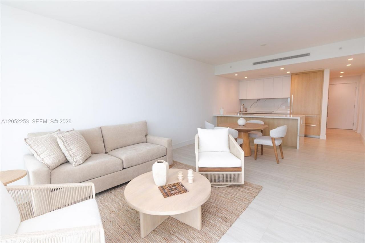 2411 Laguna Circle , Unit 1704, North Miami, FL 33181 Photo