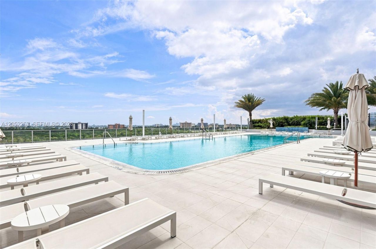 2411 Laguna Circle, Unit 1704, North Miami, FL 33181 Photo