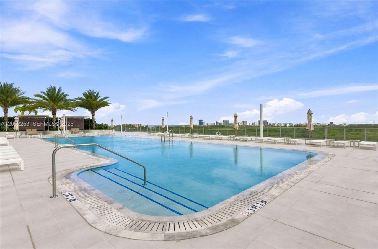 2411 Laguna Circle, Unit 1704, North Miami, FL 33181 Photo