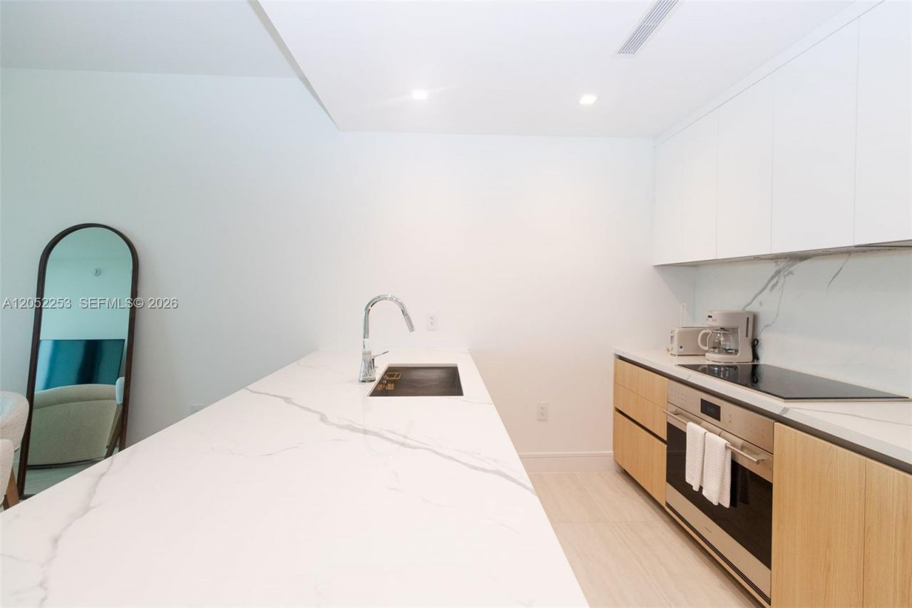 2411 Laguna Circle, Unit 1704, North Miami, FL 33181 Photo