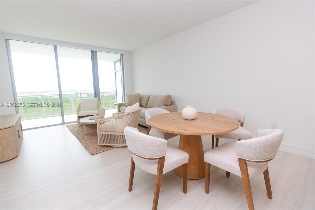 2411 Laguna Circle , Unit 1704, North Miami, FL 33181 Photo