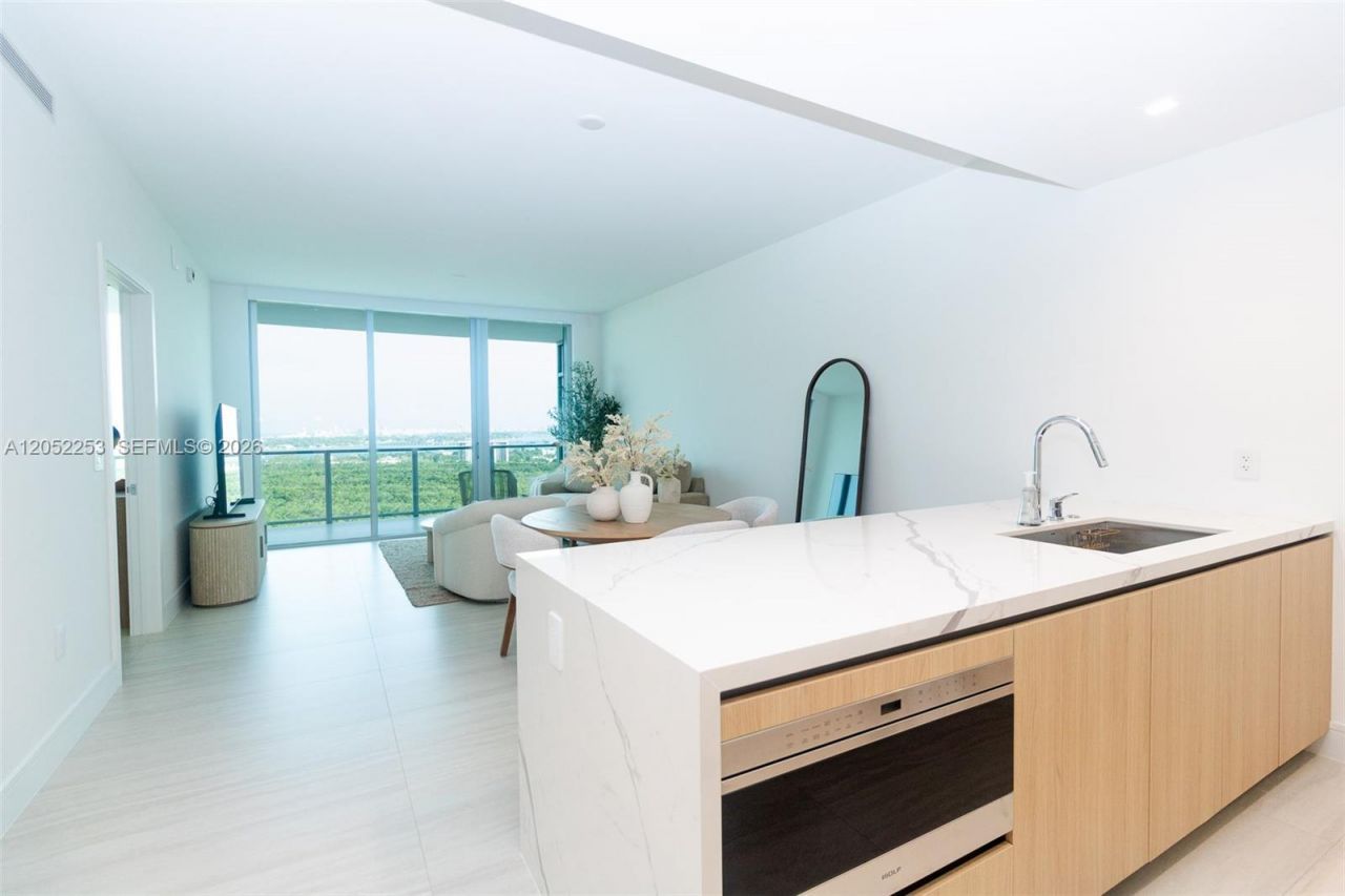 2411 Laguna Circle, Unit 1704, North Miami, FL 33181 Photo