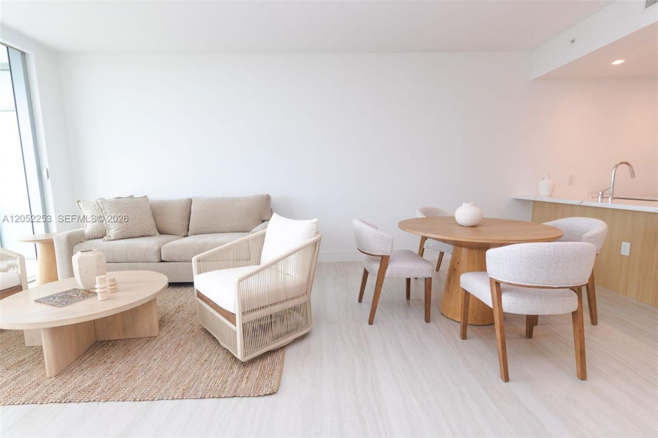 2411 Laguna Circle , Unit 1704, North Miami, FL 33181 Photo