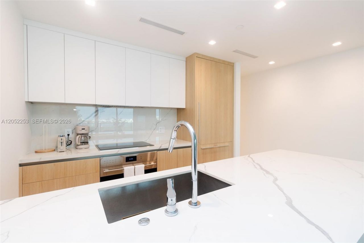 2411 Laguna Circle, Unit 1704, North Miami, FL 33181 Photo