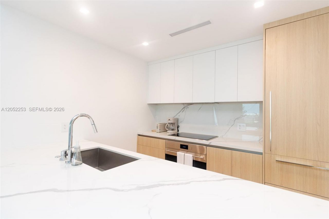 2411 Laguna Circle, Unit 1704, North Miami, FL 33181 Photo
