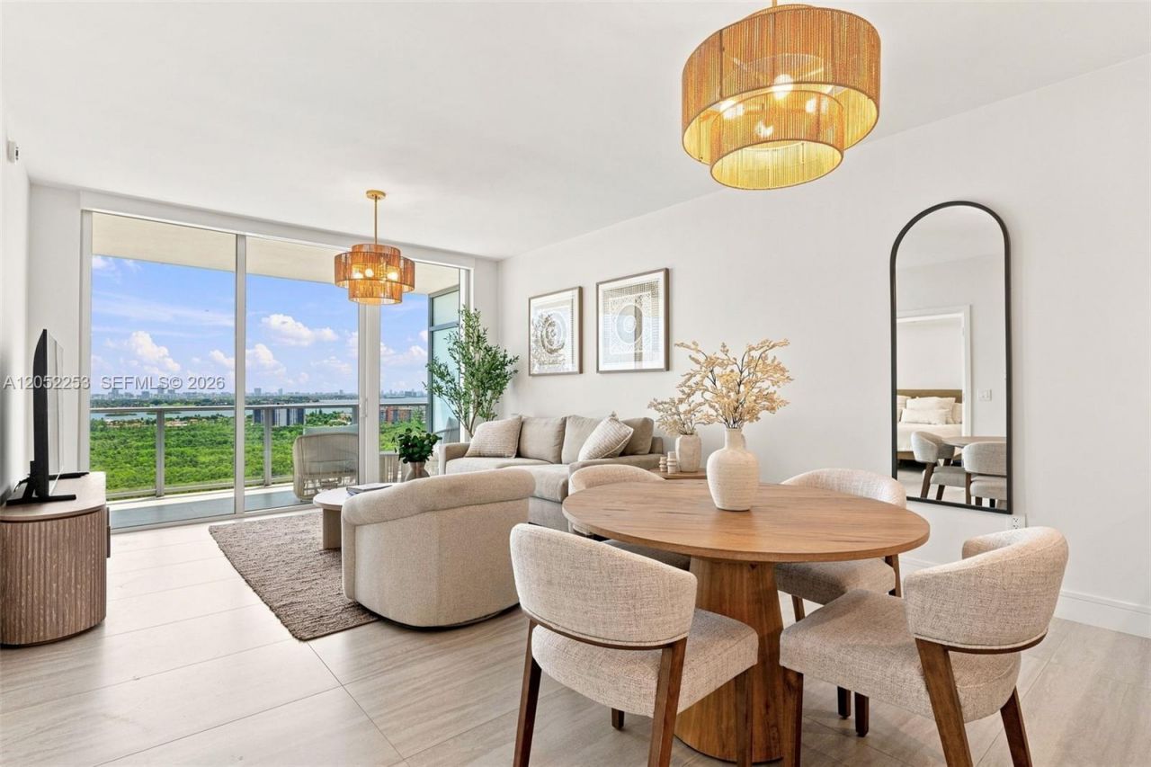 2411 Laguna Circle, Unit 1704, North Miami, FL 33181 Photo