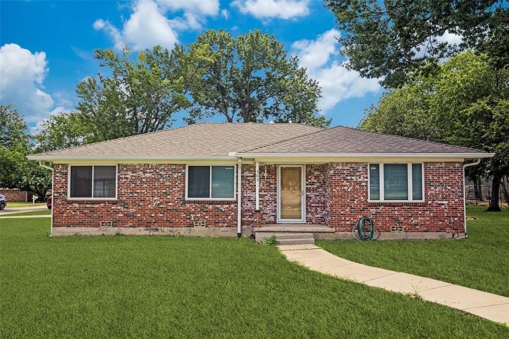 303 Barrett Drive, Justin, TX 76247 Main Photo