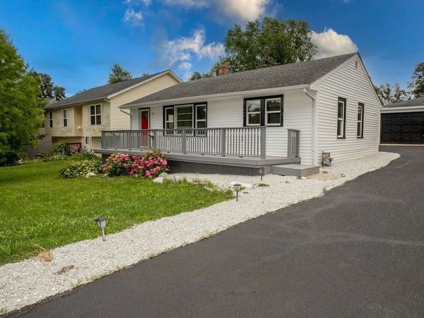 110 Hunters Path , Lake In The Hills, IL 60156