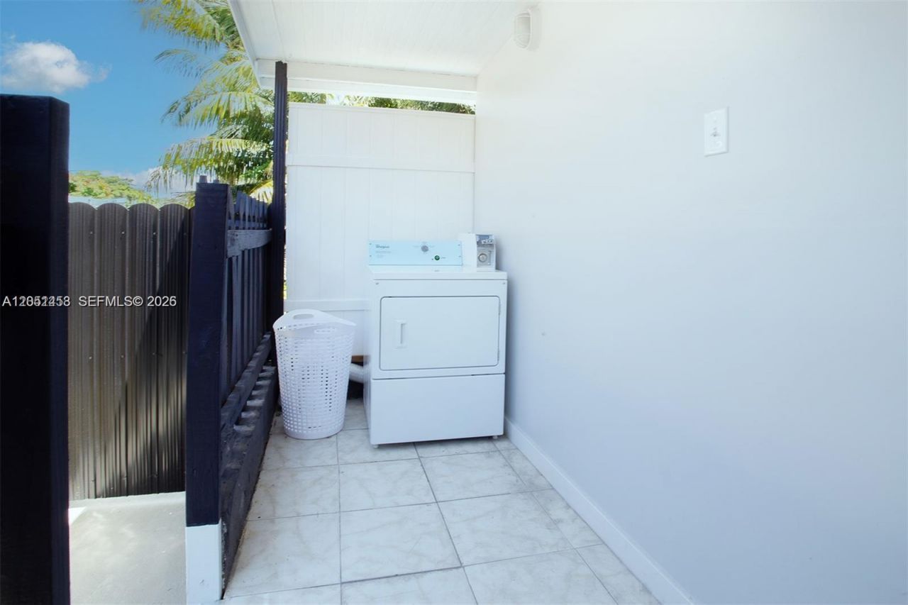 2731 NW 100th St , Unit B, Miami, FL 33147 Photo