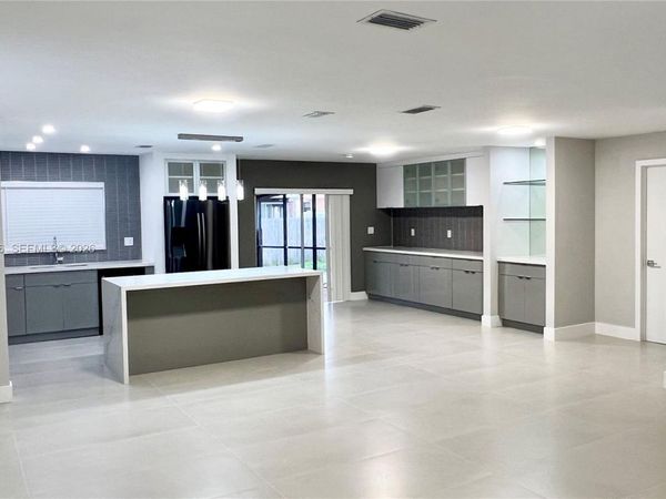 240 SE 7th St , Dania Beach, FL 33004