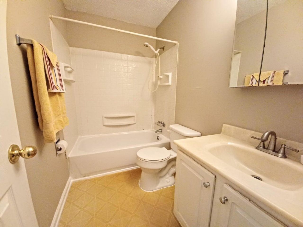 108 Pinewood Street Photo 10