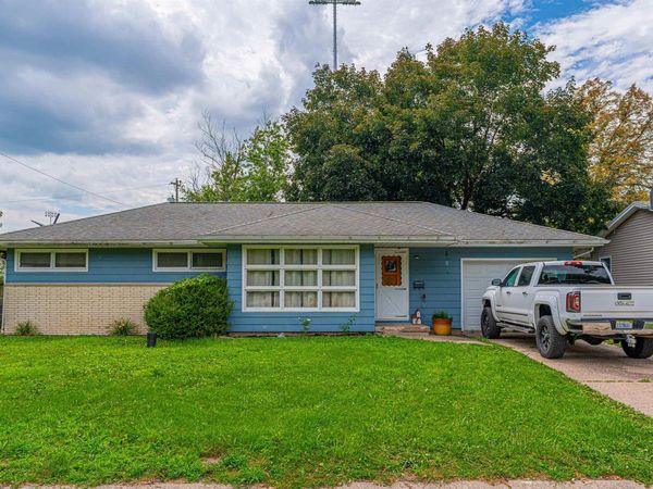 27 TULIP Drive, Lincoln, IL 62656