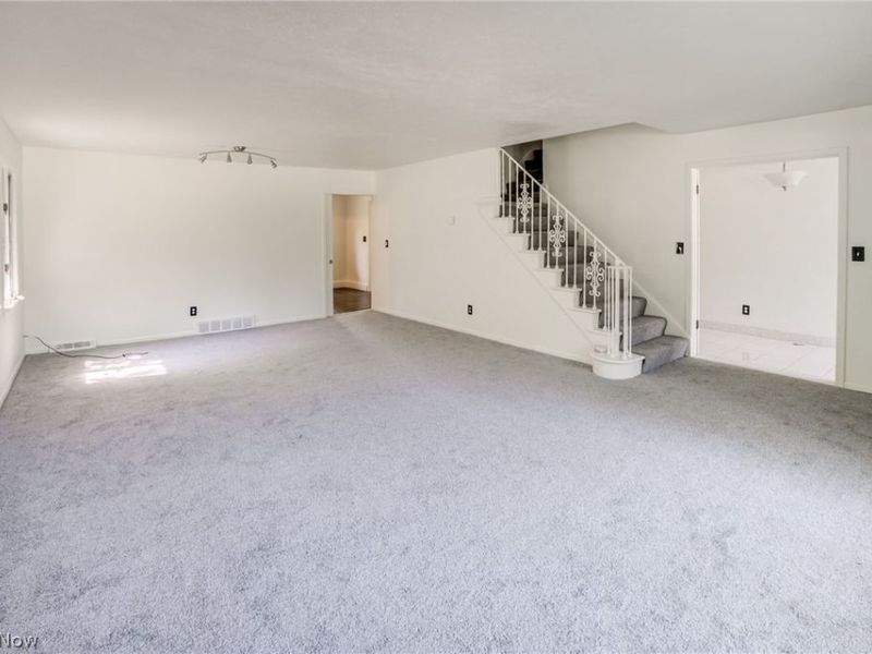 18212 Cornwall Road, Cleveland, OH 44119 Photo 4