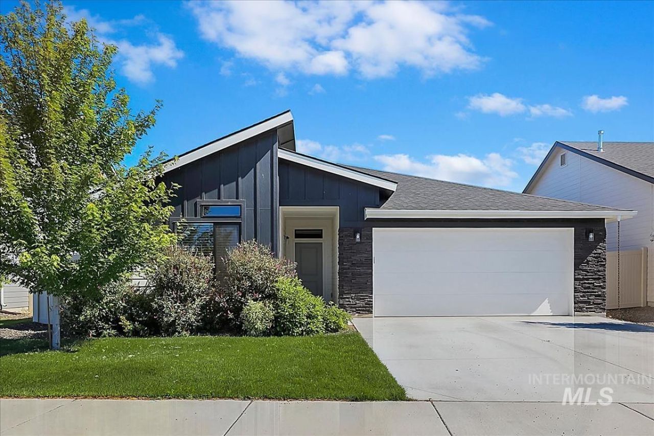 5050 W Grand Rapids Dr, Meridian, ID 83646 Main Photo