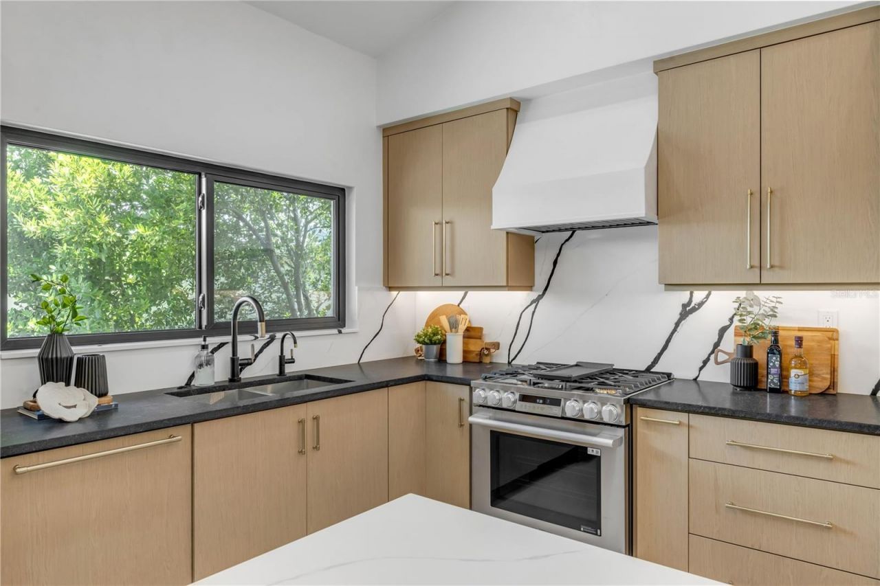 813 E 1st Avenue, New Smyrna Beach, FL 32169 Photo