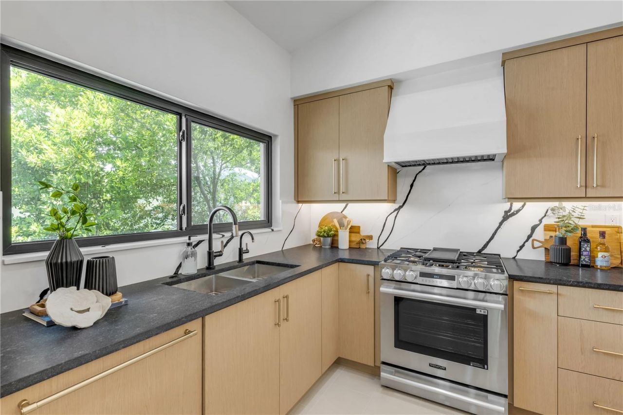 813 E 1st Avenue, New Smyrna Beach, FL 32169 Photo