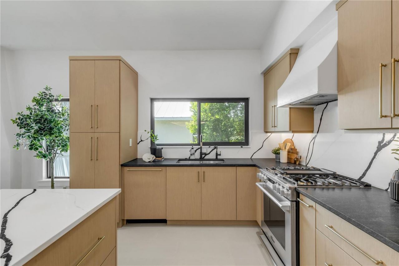 813 E 1st Avenue, New Smyrna Beach, FL 32169 Photo