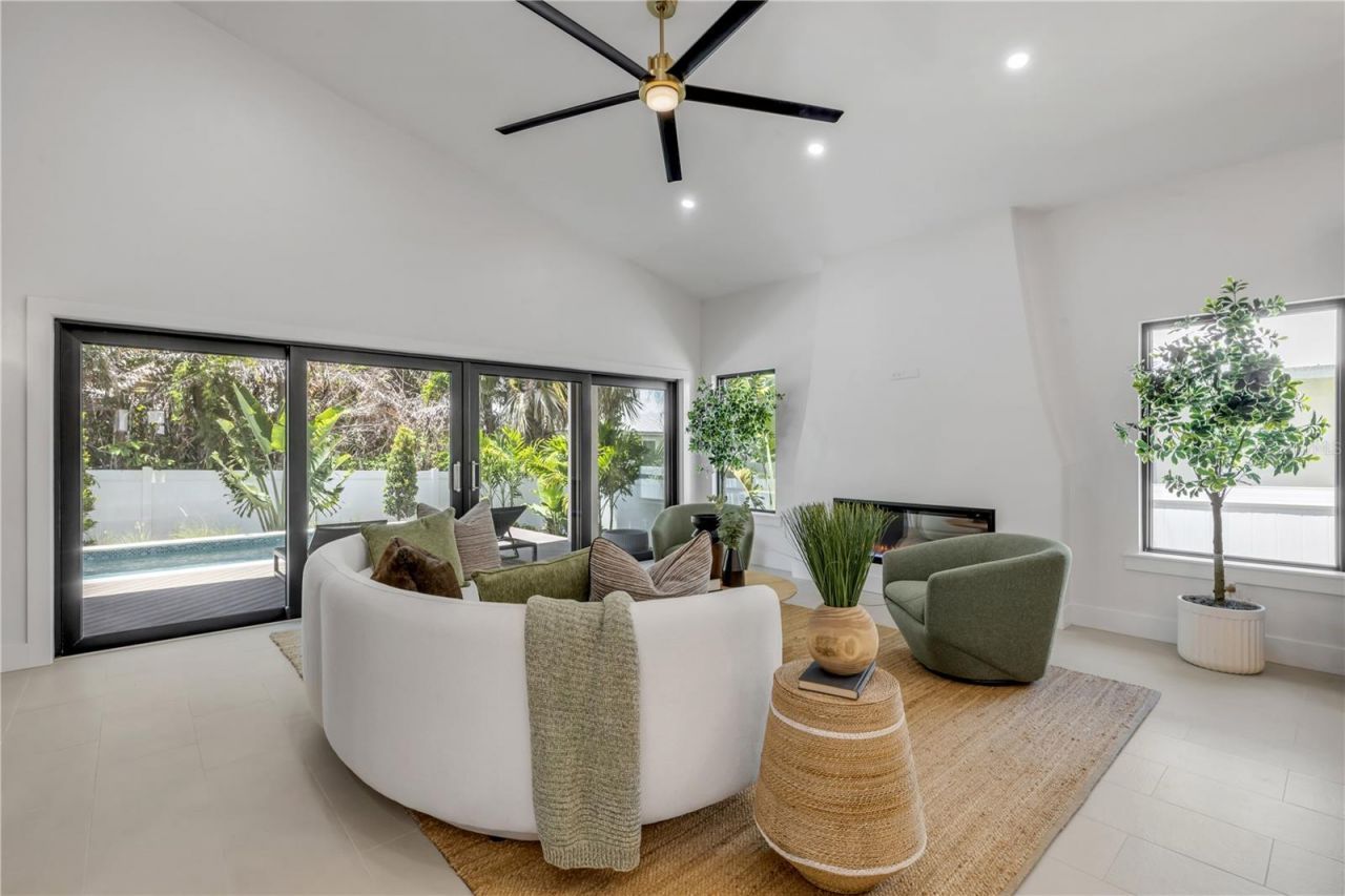 813 E 1st Avenue, New Smyrna Beach, FL 32169 Photo