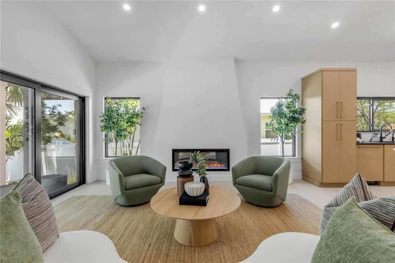 813 E 1st Avenue, New Smyrna Beach, FL 32169 Photo