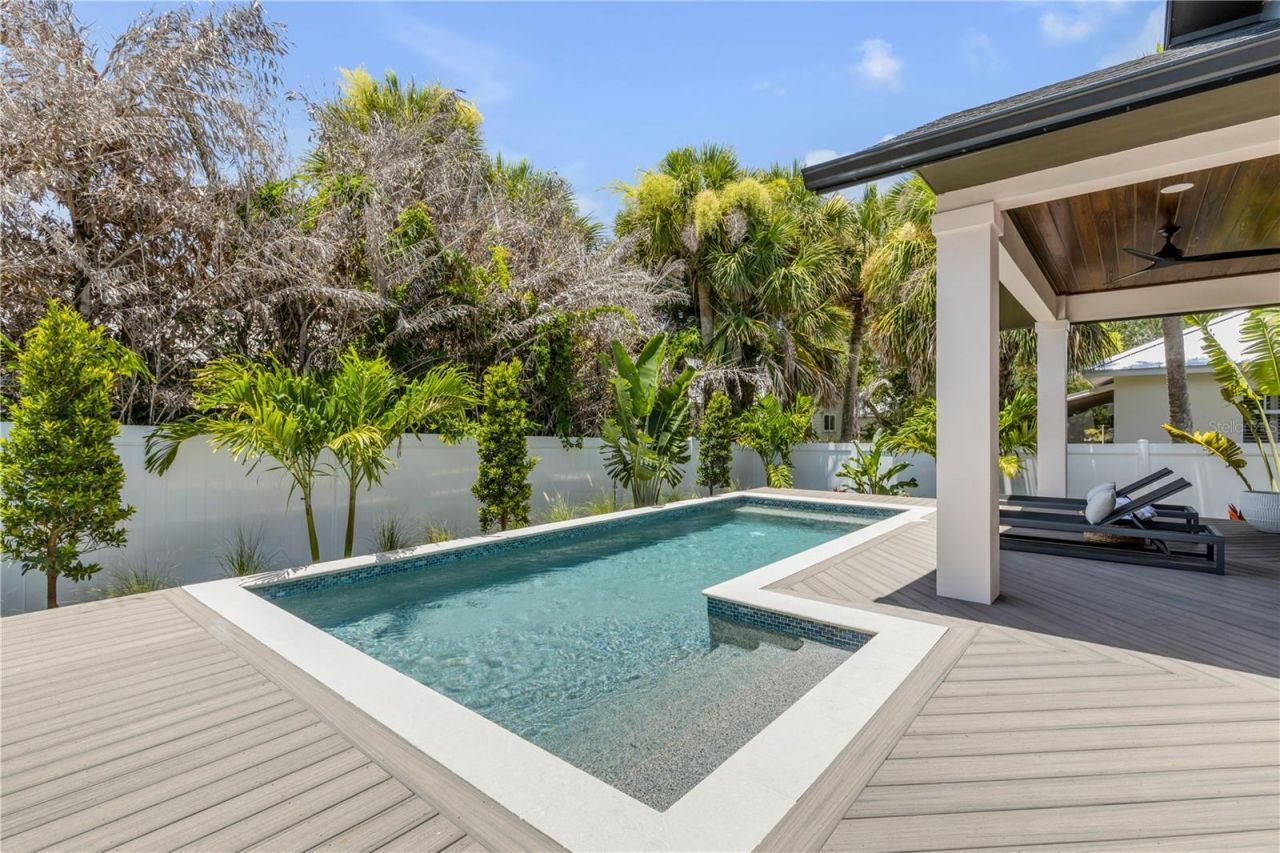 813 E 1st Avenue, New Smyrna Beach, FL 32169 Photo