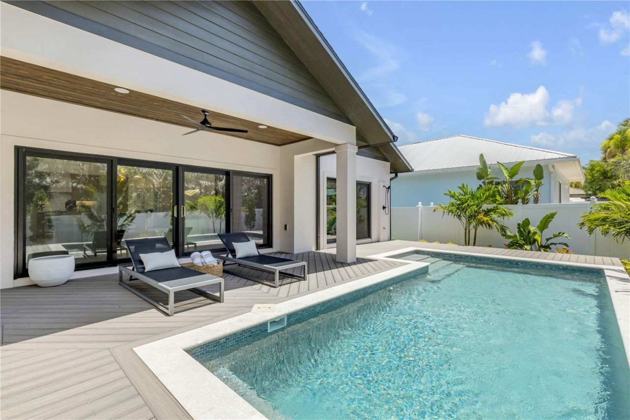 813 E 1st Avenue, New Smyrna Beach, FL 32169 Photo