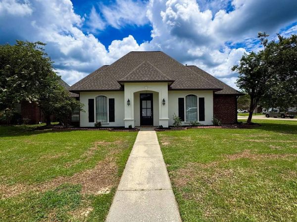 10058 Chanel Dr, Denham Springs, LA 70706