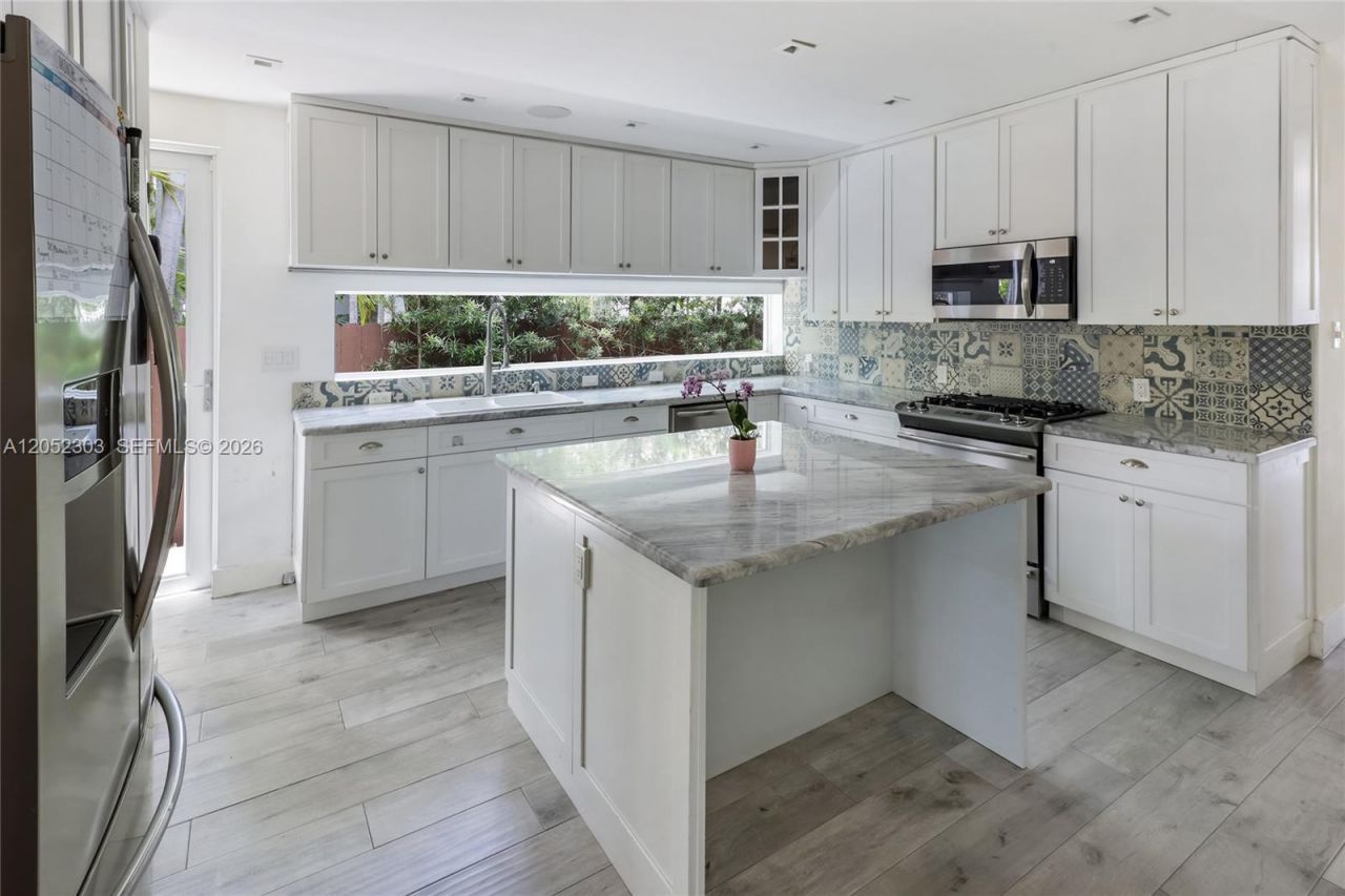 583 W 49th St, Miami Beach, FL 33140 Photo