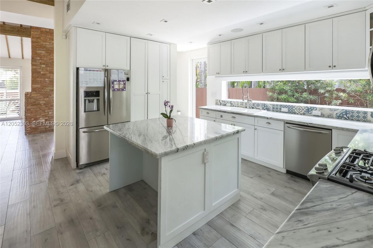 583 W 49th St, Miami Beach, FL 33140 Photo