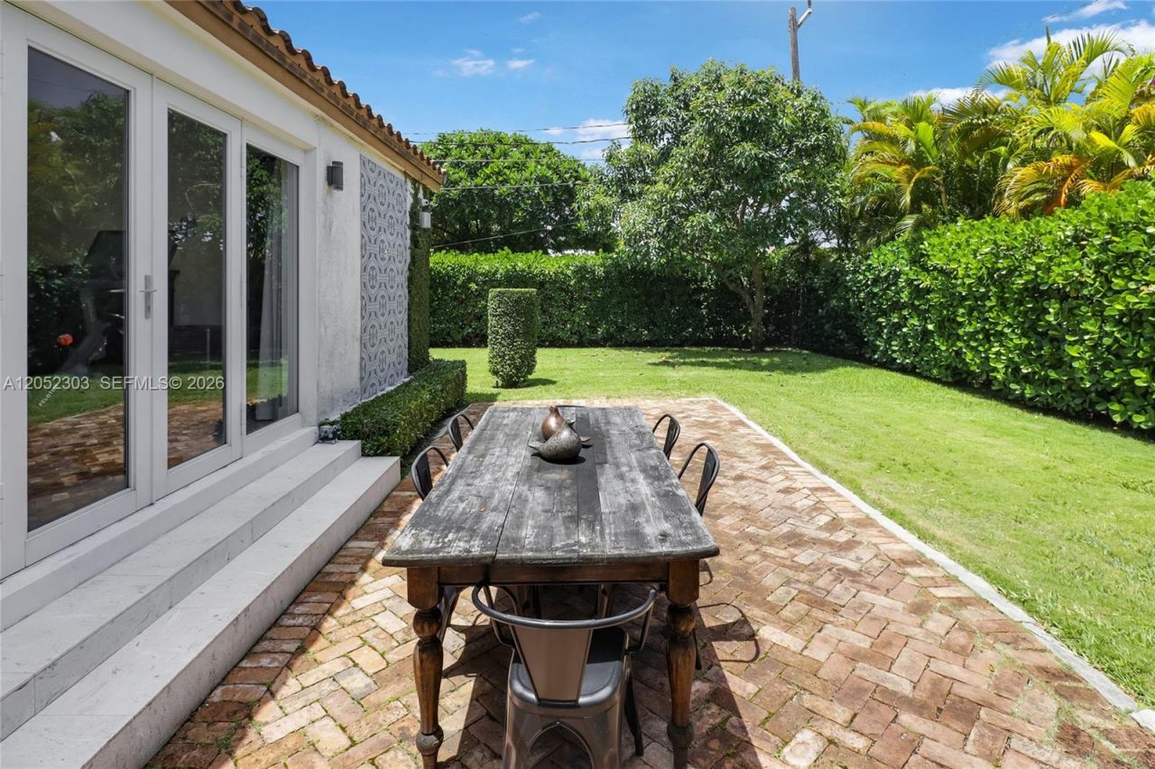 583 W 49th St, Miami Beach, FL 33140 Photo