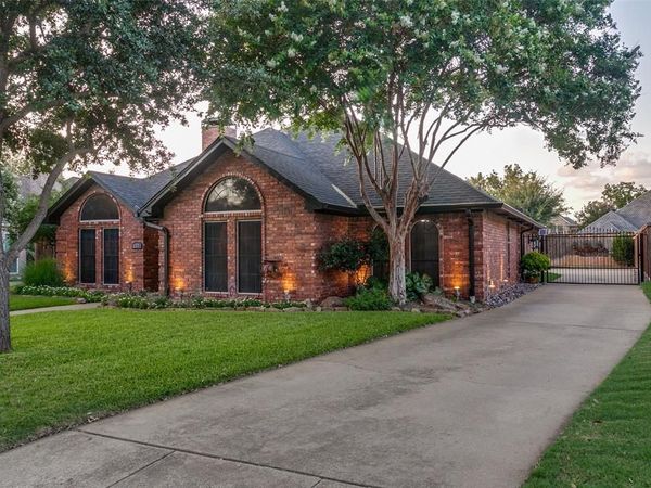 336 Shadow Wood Lane, Hurst, TX 76054