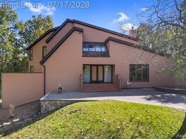 5685 Paint Valley Drive, Rochester, MI 48306