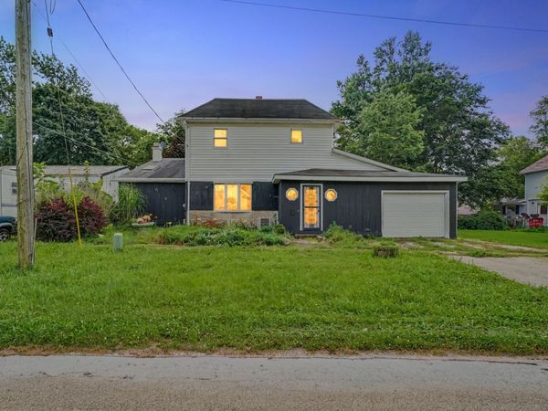 105 W Maple Street , Roberts, IL 60962
