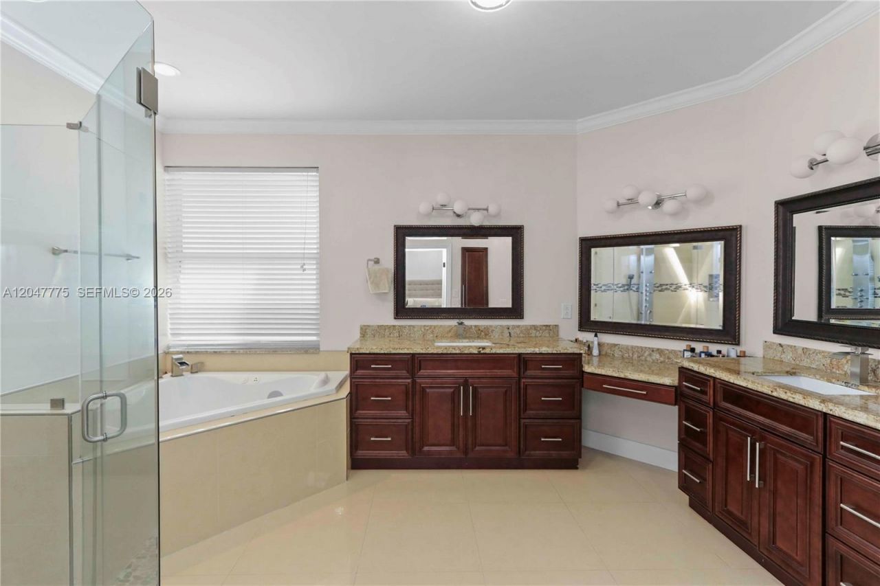 1530 W Lacosta Dr W, Pembroke Pines, FL 33027 Photo