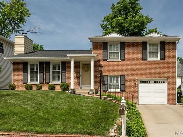 27 Millbrook Lane, St Louis, MO 63122