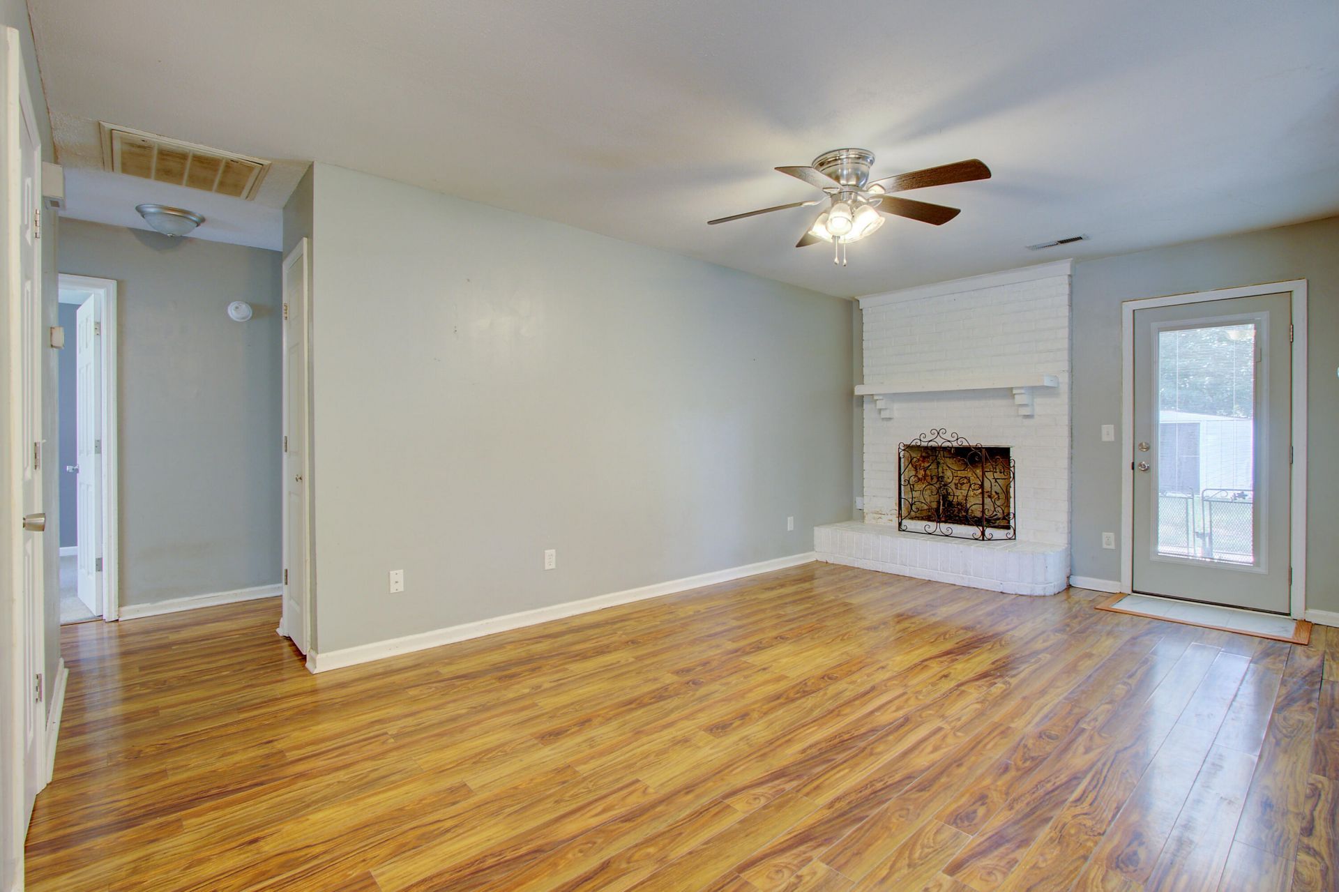 443 Robin Drive Photo 4