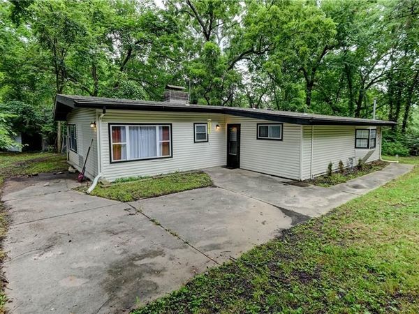 9800 Parkwood Avenue, Kansas City, MO 64137