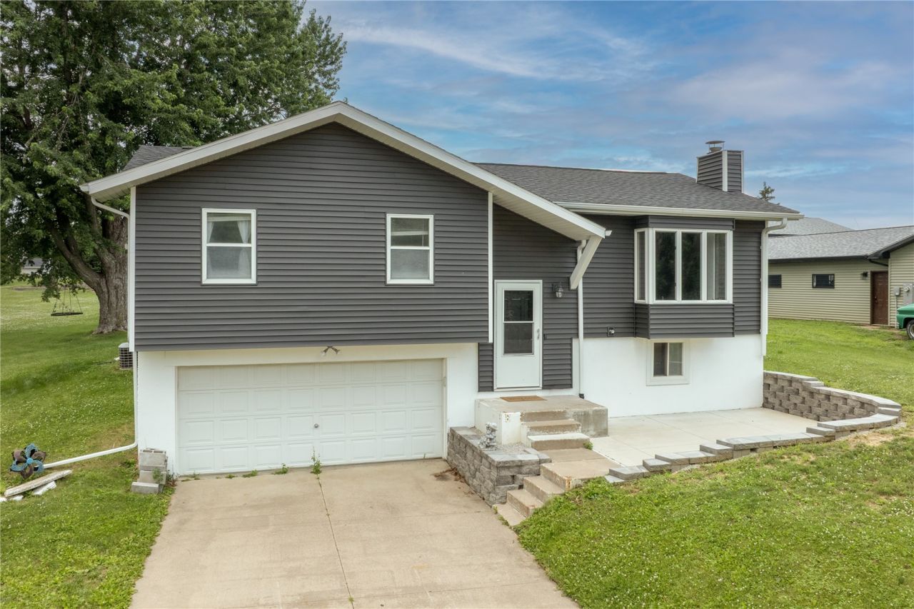 5005 Sunset Drive, Cedar Rapids, IA 52404 Main Photo
