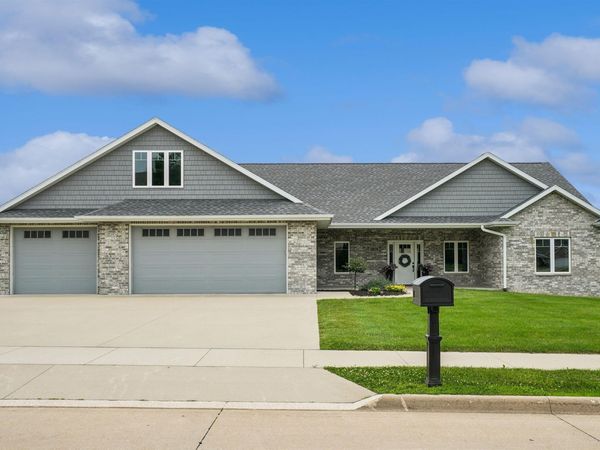 1018 7th St SW , Dyersville, IA 52040