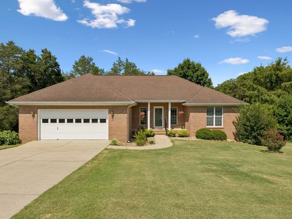 909 Greenview Dr, Fayetteville, TN 37334